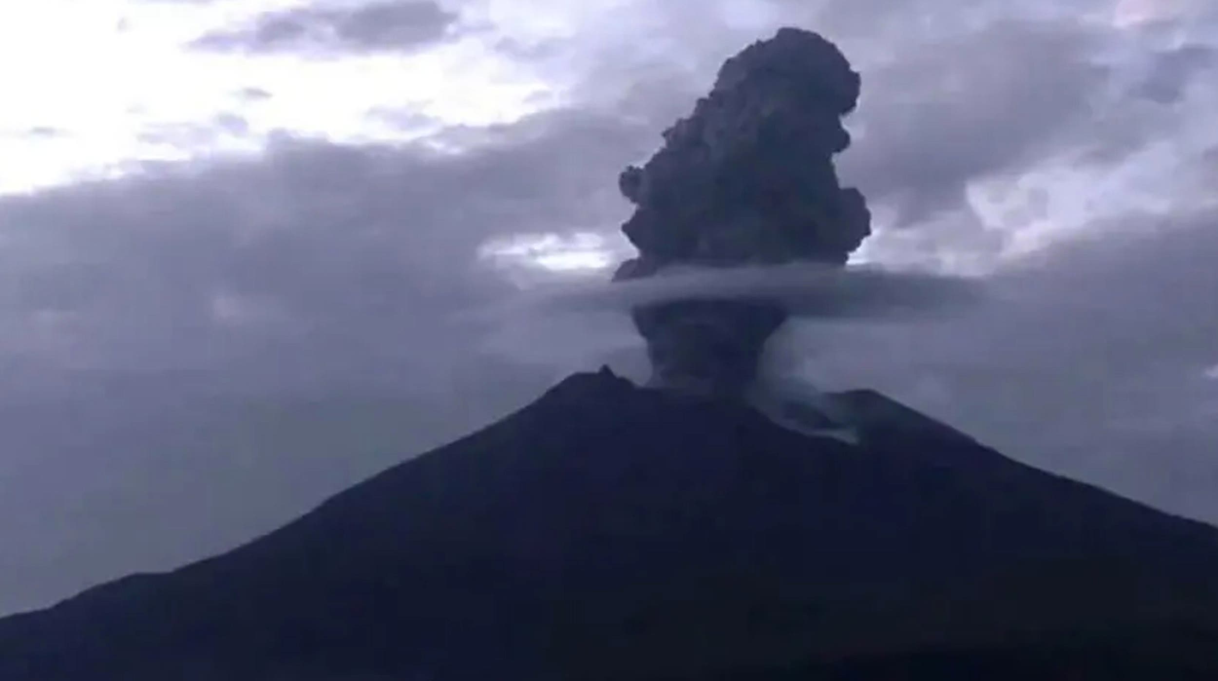 VIDEO: Hace erupción el volcán Sakurajima y Japón está en alerta