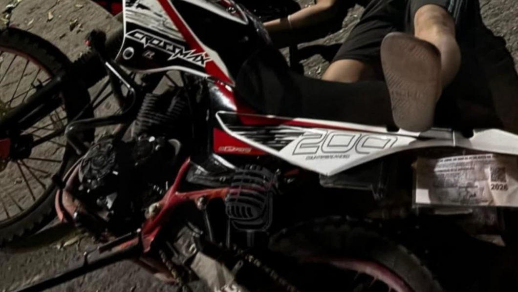 Motociclista queda inconsciente tras brutal derrape en San Miguel 30