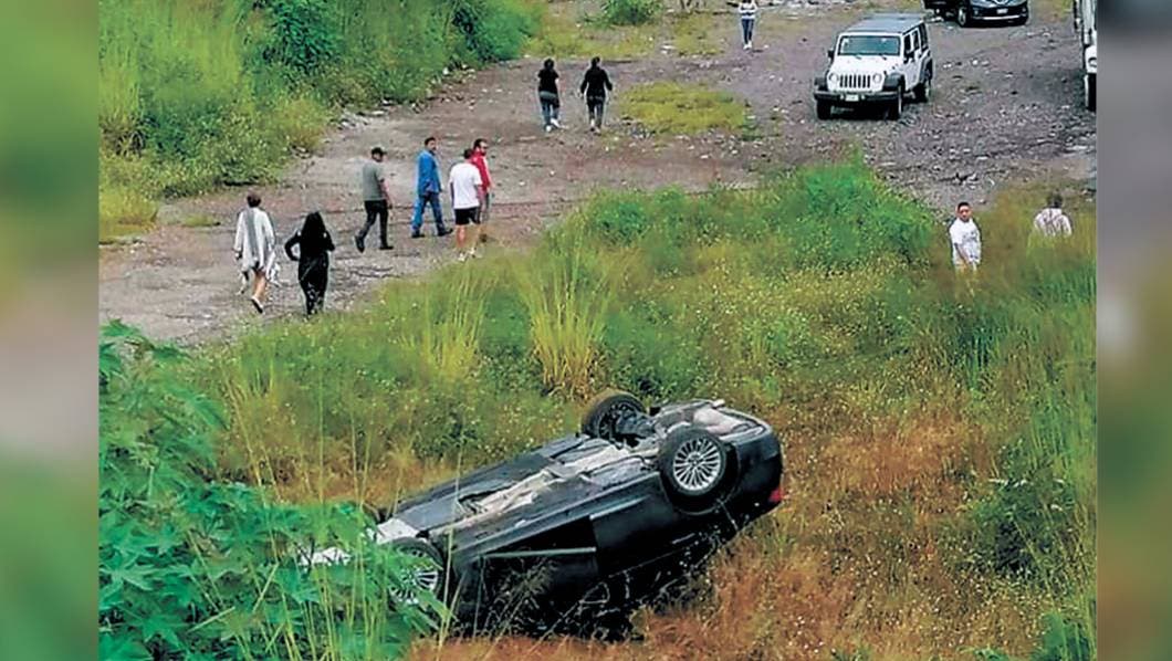 Auxilio. Tres personas quedaron golpeadas, tras volcar el auto en donde viajaban en la autopista La Pera-Cuautla