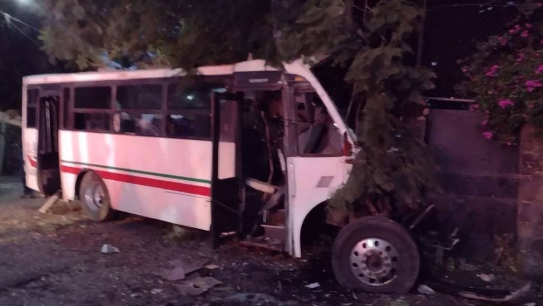 Choca camión de pasajeros en Tepoztlán
