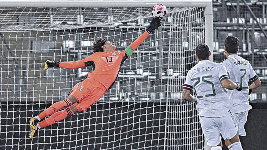 Un mal primer tiempo obligó a Ochoa a ser el héroe, pero en el segundo aparecieron Raúl y ‘Chucky’ para sellar el triunfo