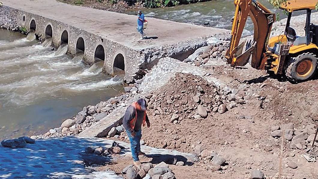 Levantan puente en Coatlán del Río