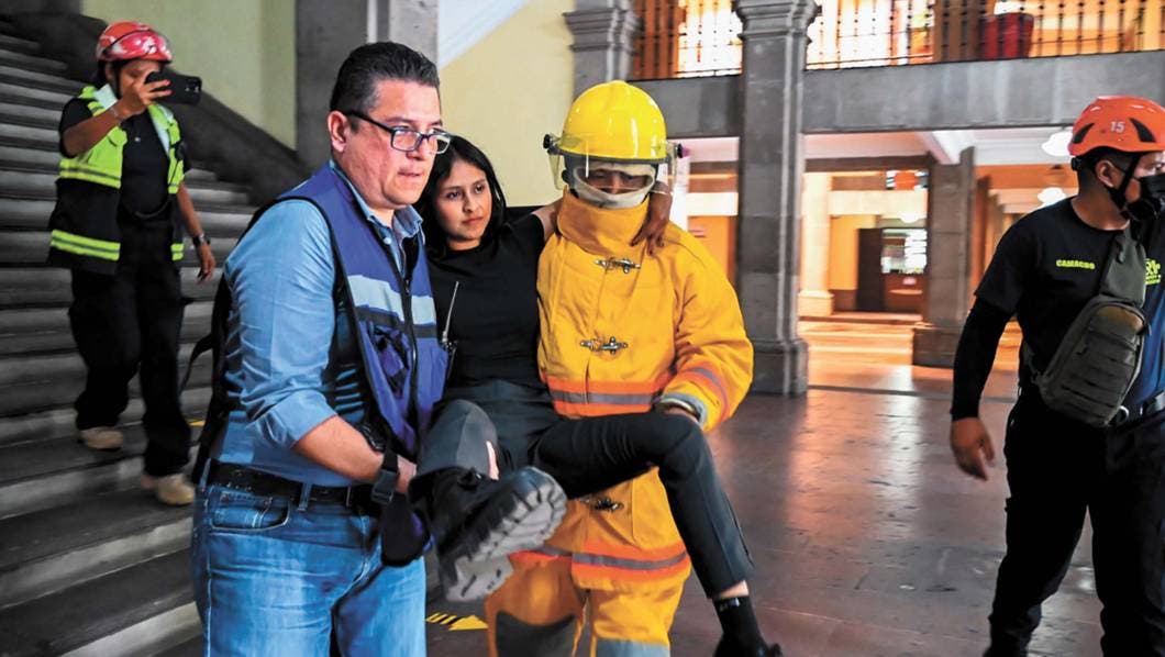 Simulan sismo de 7° en Palacio de Gobierno