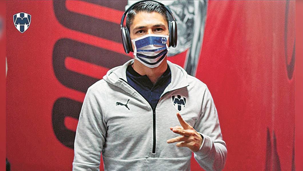 Vacunan a Rayados en Texas