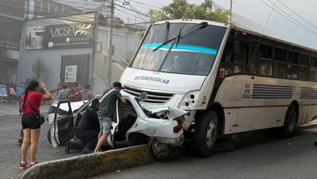 Ruta Interescolar sin frenos provoca choque múltiple y deja 19 lesionados en Cuernavaca