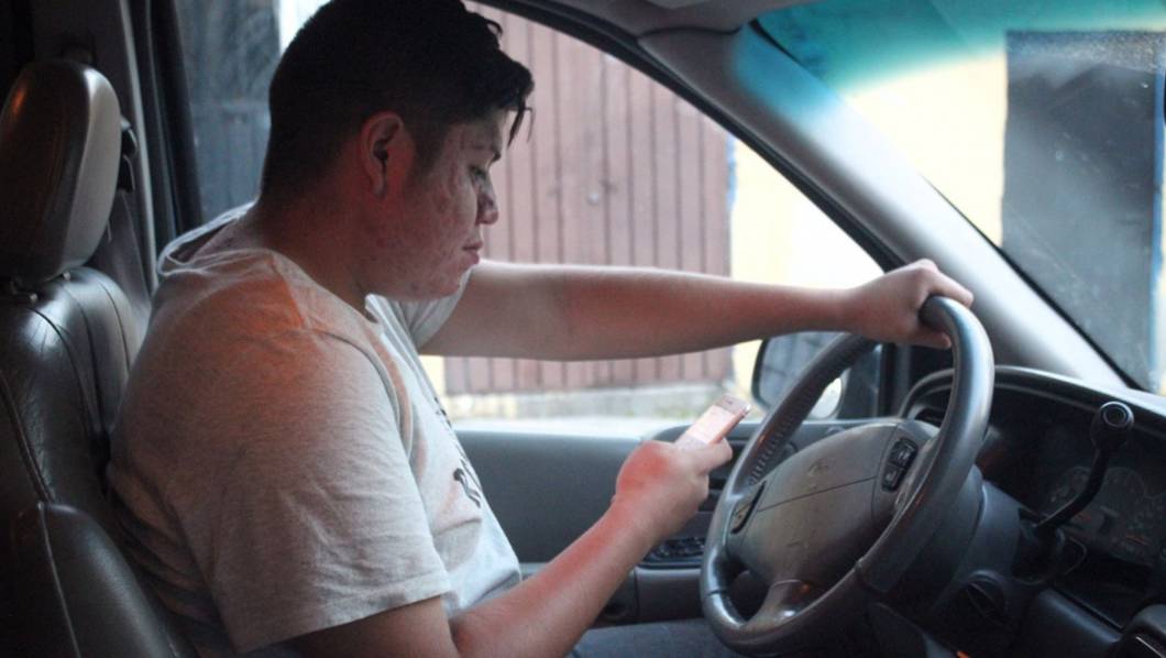 7 de cada 10 automovilistas usan el celular mientras conducen