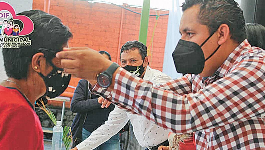 Entregan lentes en Totolapan