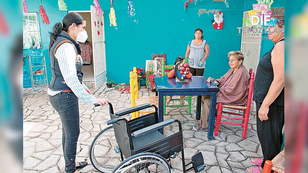 Entrega DIF Tepoztlán sillas de ruedas en colonias