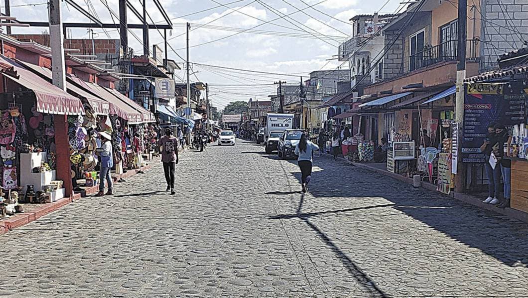 Ordenan negocios en calles de Tlayacapan