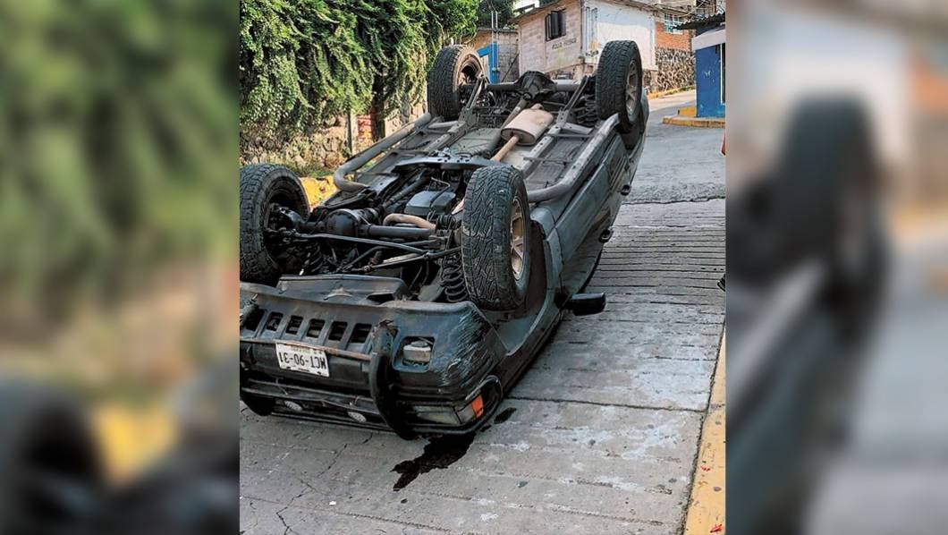 Vuelca camioneta al irse para atrás