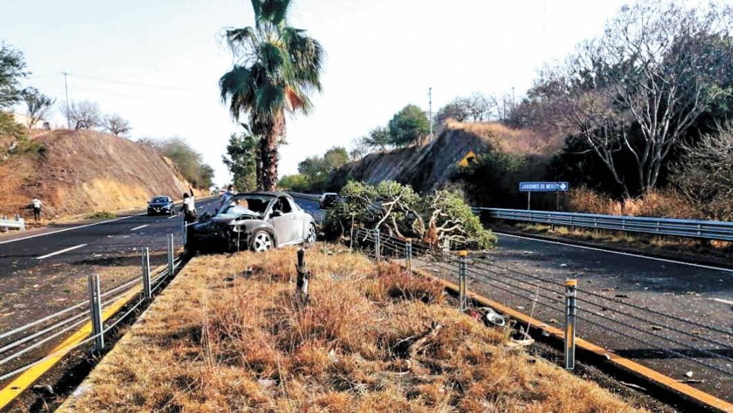 Vuelca con auto en Tequesquitengo