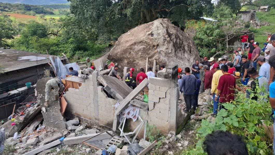 Un deslizamiento de piedras sepultó una vivienda en la localidad de Huajintlán, municipio de Amacuzac