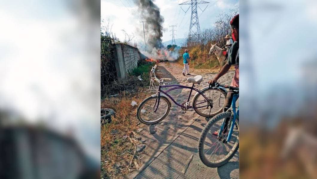 Queman auto en Oacalco