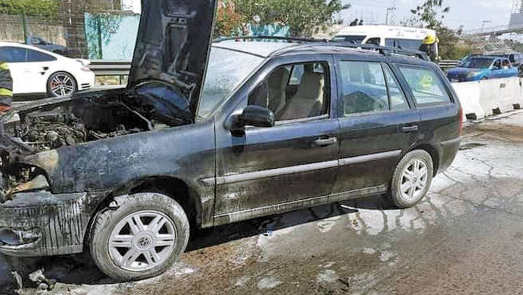 Arde automóvil en el Paso Express Cuernavaca