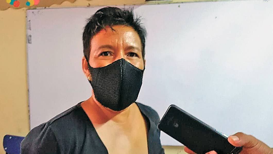 La directora. Sandra Adelina Pinzón Sánchez, de la escuela ‘Ejército Mexicano, explicó el proceso de entrega de los libros.