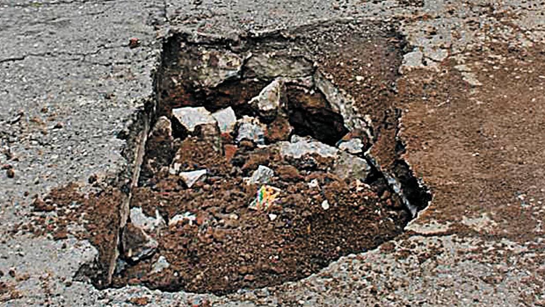 Socavón. El desperfecto en la calle presenta grandes dimensiones, además de tener una profundidad considerable.