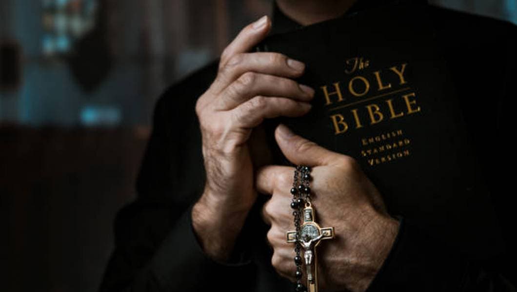 Los cardenales del mundo entero participan en un ritual.