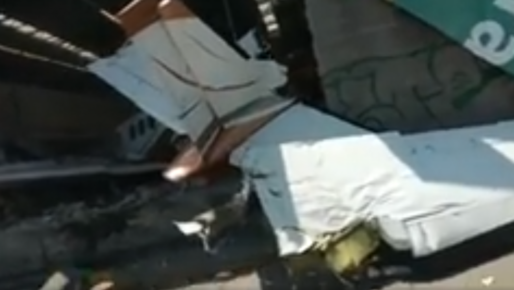 Avioneta se estrella en bodega Aurrerá de Temixco; hay lesionados