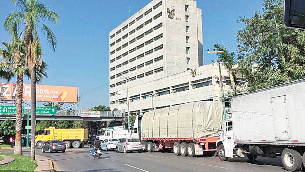 Cierran Plan de Ayala en demanda de quitar a ambulantes, en Cuernavaca