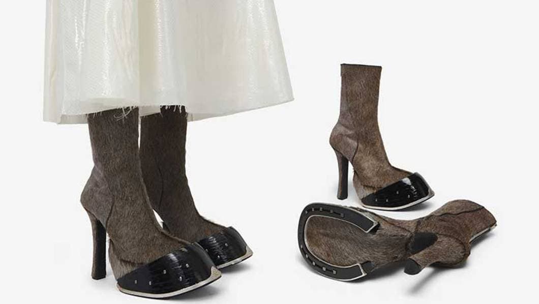 Las botas con "pezuña" de Alexander McQueen se vuelven virales: ¿Demasiado excéntrico?