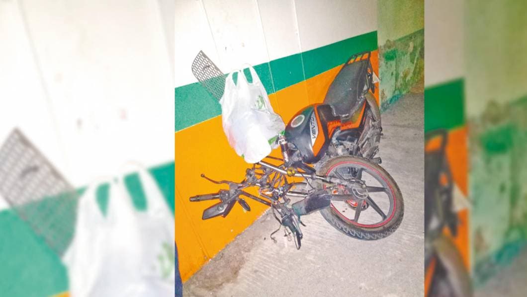 ACCIDENTE - Motociclista choca contra auto y resulta con lesiones