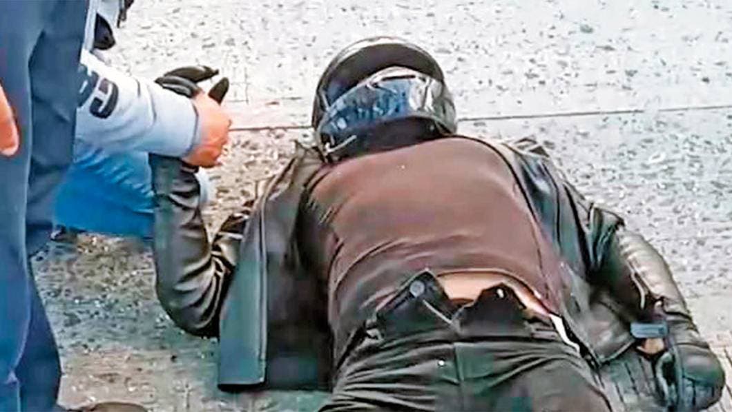 Choca moto contra auto en el Paso Express Cuernavaca