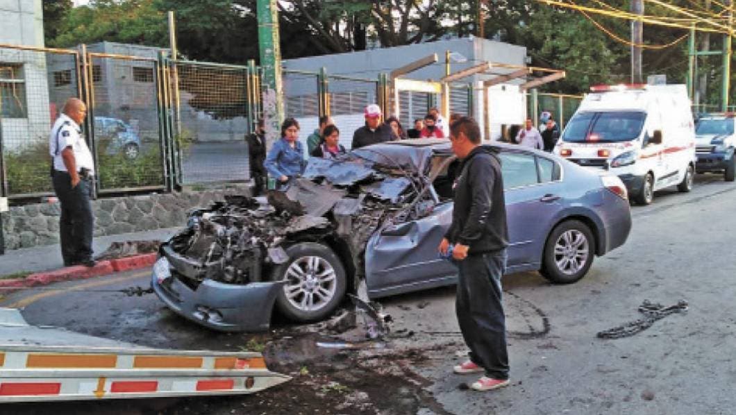 Aparatoso. El coche particular sufrió serios daños.