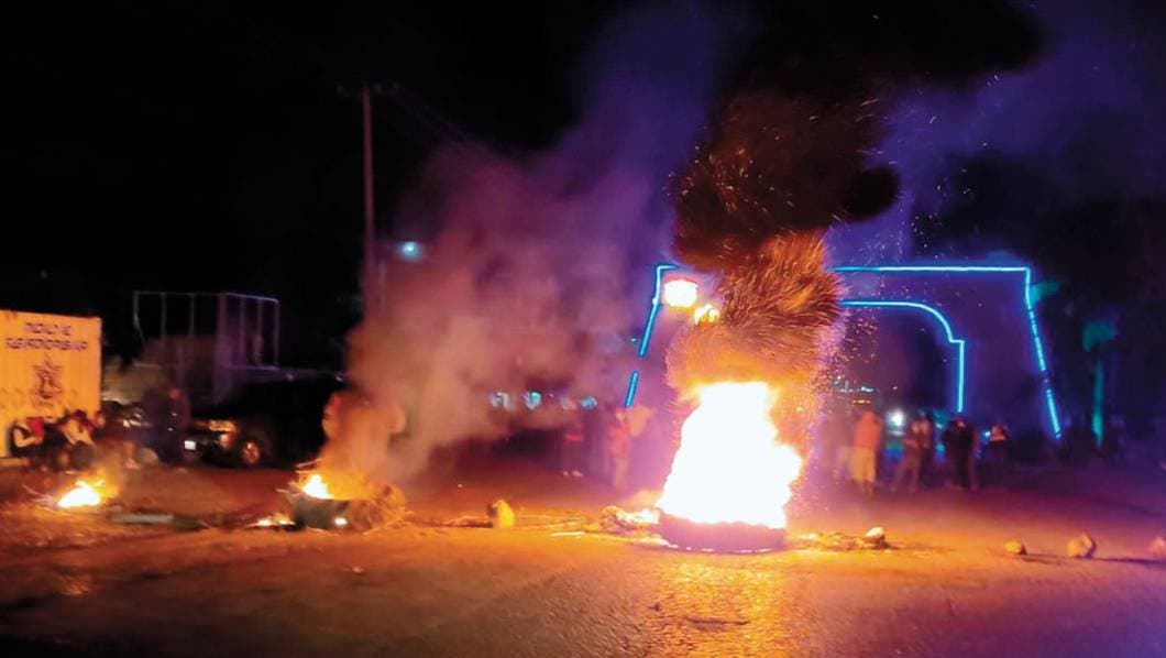 Bloquean acceso en Jonacatepec