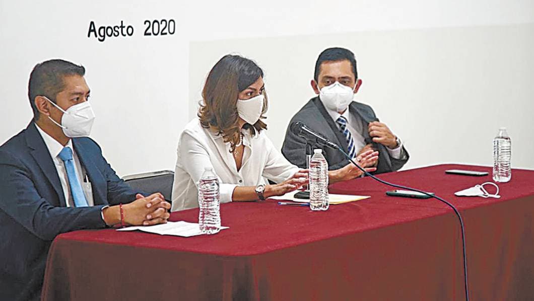 Testigos. La diputada Ana Cristina Guevara  estuvo con el director de la Facultad, Felipe de Jesús Bonilla, el secretario de extensión.