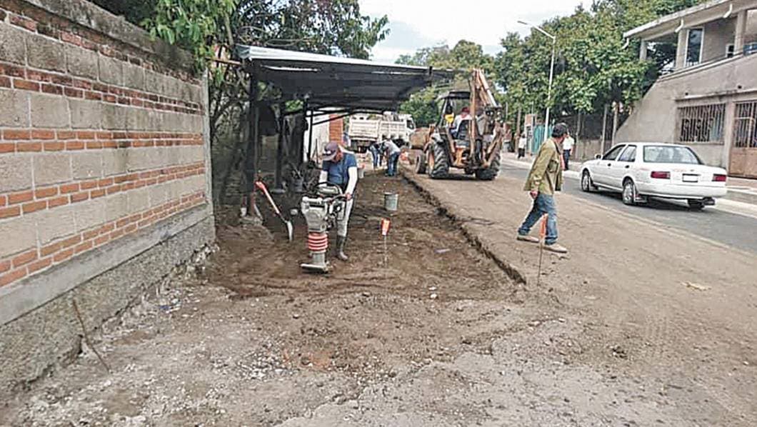 Rehabilitan andador en Coatlán del Río