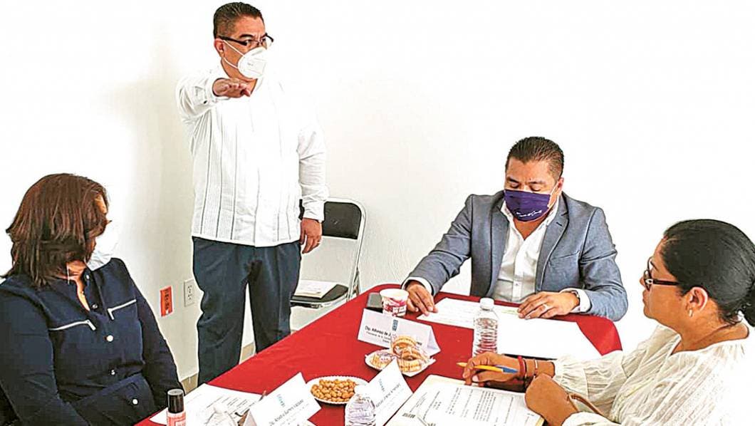 Acto. El diputado Alfonso Sotelo tomó protesta al nuevo secretario técnico, y propueso crear ley para gestión de riesgos y desastres.