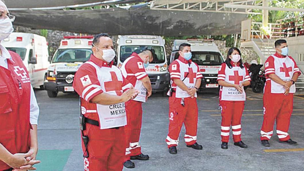 Protegidos. Personal médico y de socorro de la Cruz Roja aplaudió la donación de la empresa Nissan.