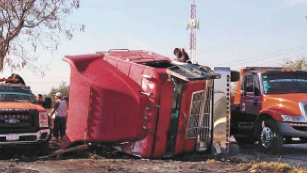 Vuelca camión en la autopista Cuernavaca-Acapulco