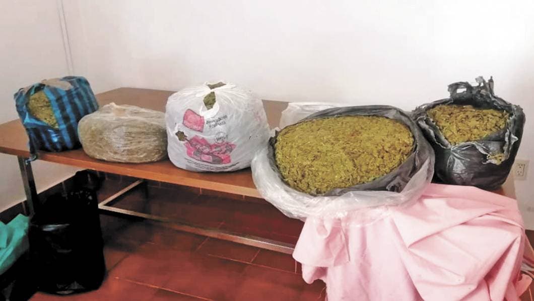 Detienen a tres con marihuana