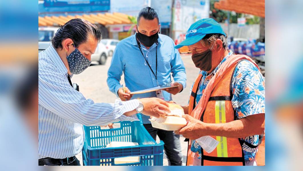 Entrega. El DIF Cuernavaca, y la SSP de Cuernavaca realizan recorridos desde hace algunas semanas para repartir comida caliente a grupos vulnerables afectados por la contingencia sanitaria.