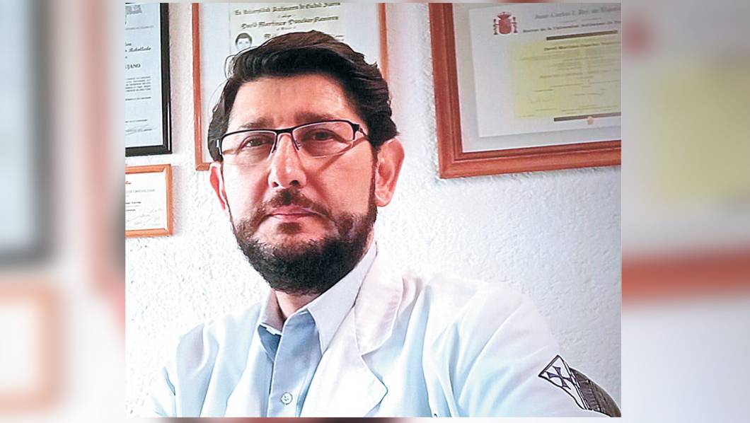 Impulsor. El doctor David Martínez Dunker ofreció, de prosperar la iniciativa, capacitar a quienes vayan a operar los desfibriladores.