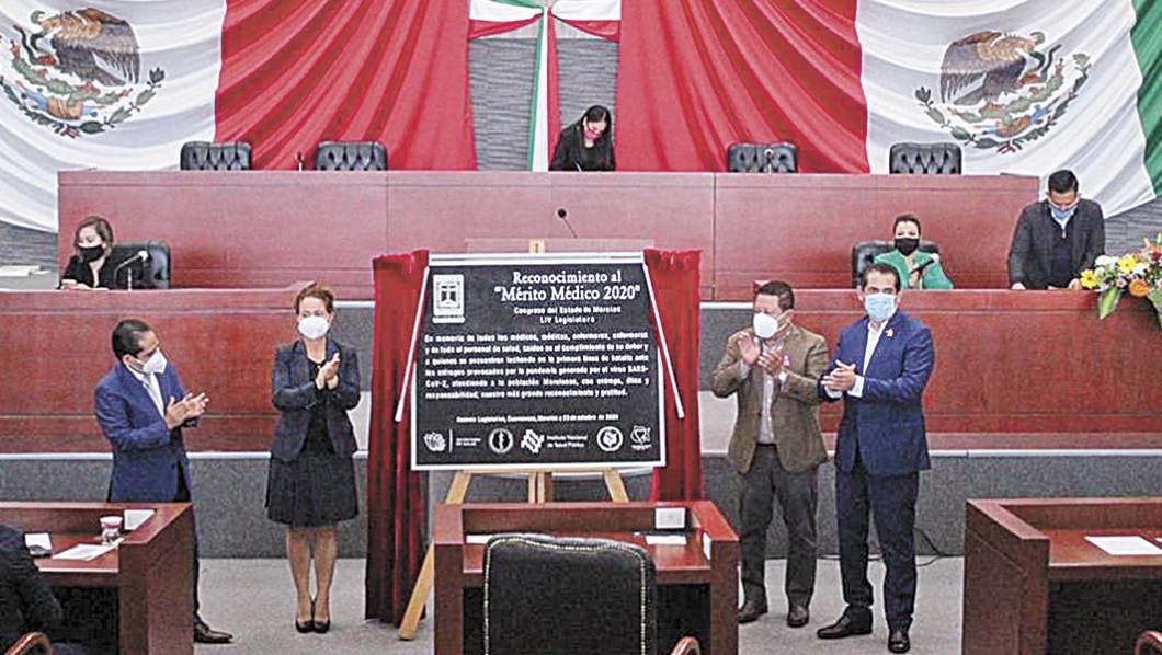 Sesión. El presidente y la secretaria de la Comisión de Salud,  José Luis Galindo y Rosalina Mazari, respectivamente; con el secretario de Salud, Marco Cantú, y el presidente del TSJ, Rubén Jasso, develaron la placa de reconocimiento.