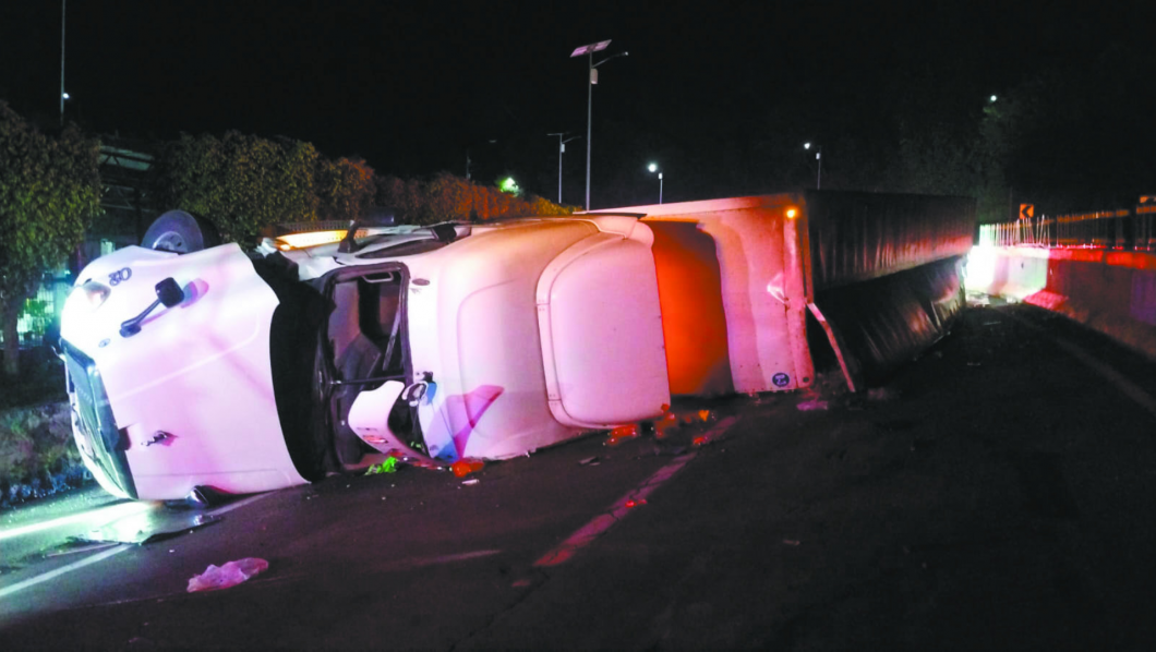 un tráiler cargado con  refrescos se volcó al pasar por  la peligrosa curva de La Pera