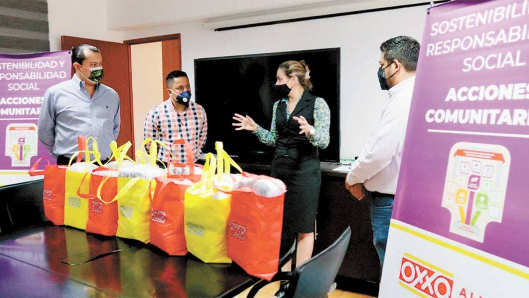 Donan a comuna de Cuernavaca paquetes de cubrebocas