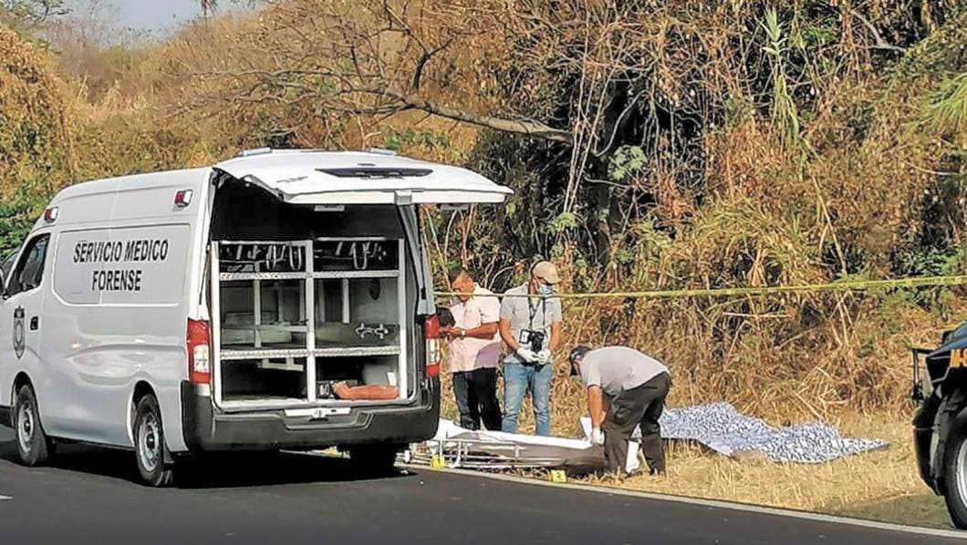 Tiran cadáver con manta y amenazan a varios en Morelos