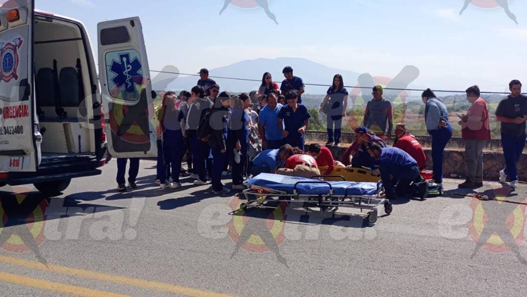 Motociclista arrolla a joven estudiante y la deja en estado crítico