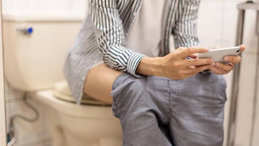 Ver videos en el baño se ha vuelto una costumbre común para muchas personas