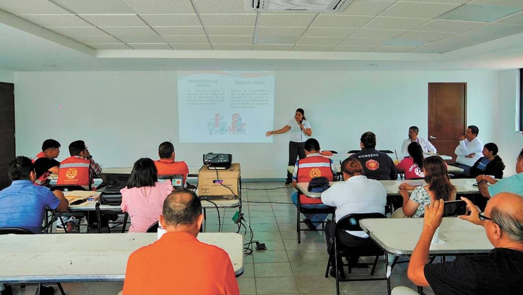 Capacitan a policías en temas de violencia de género