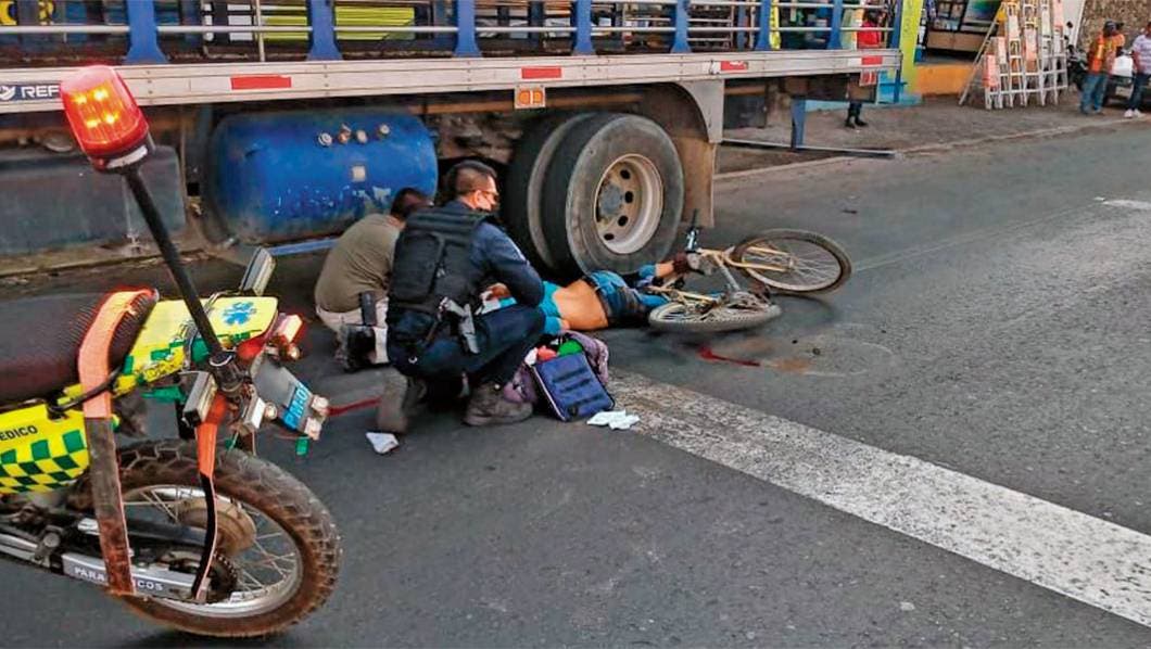 Embiste a ciclista y escapa en Cuautla