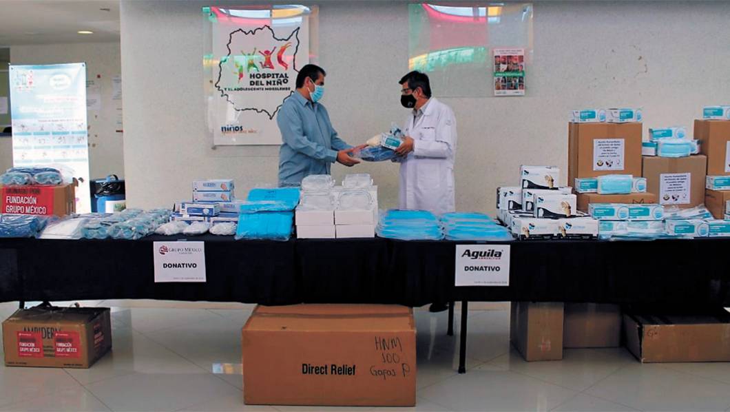 Solidaridad. El secretario Marco Cantú hizo entrega del equipo donado por Embajada, instituciones y empresas.