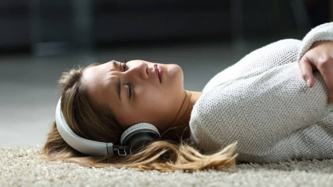 Diversos estudios señalan que, al escuchar música melancólica, nuestro cuerpo puede liberar prolactina, 