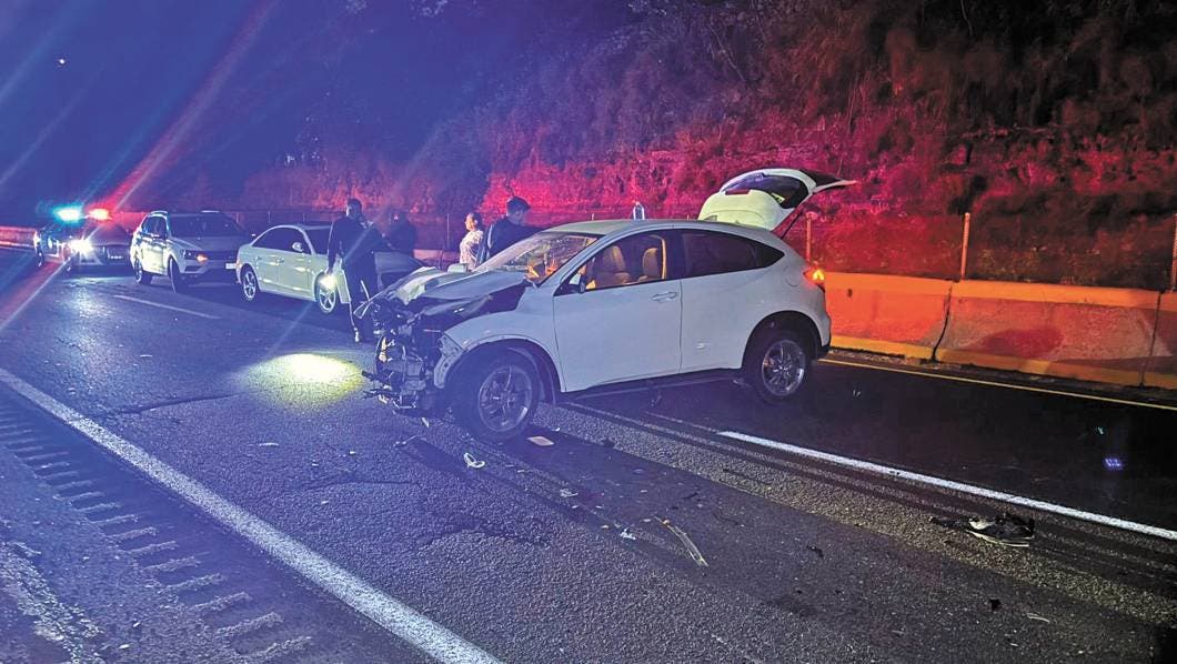 Chocó contra la parte trasera de un camión sobre el Paso Express.