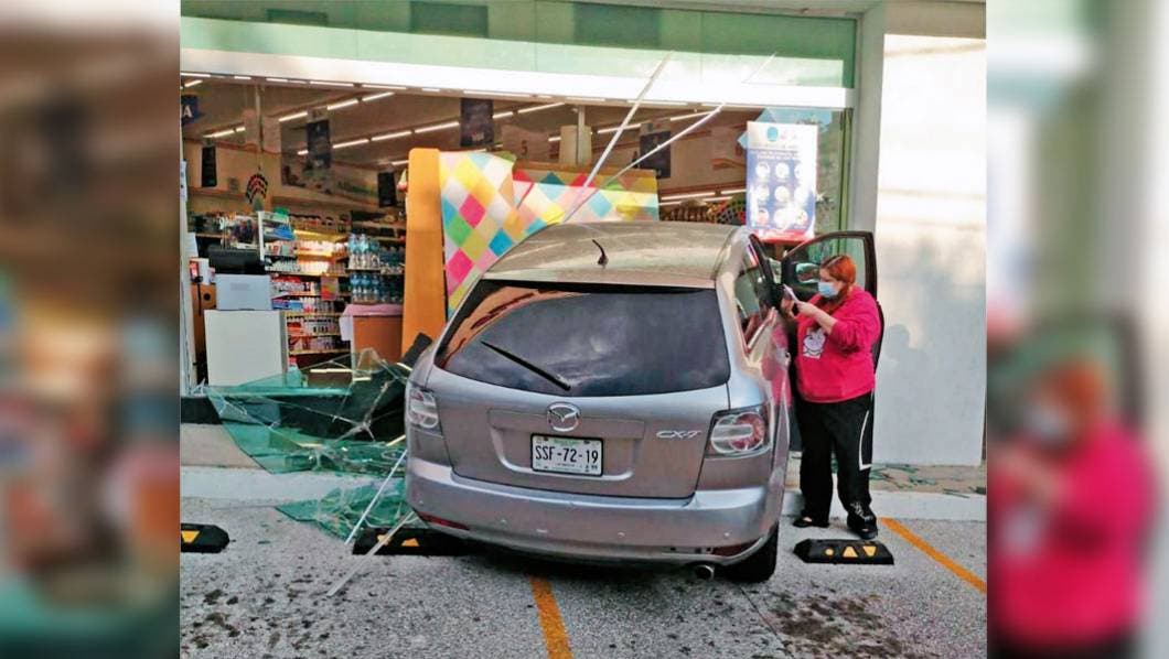 Destroza con auto fachada de cristal de farmacia en Cuernavaca