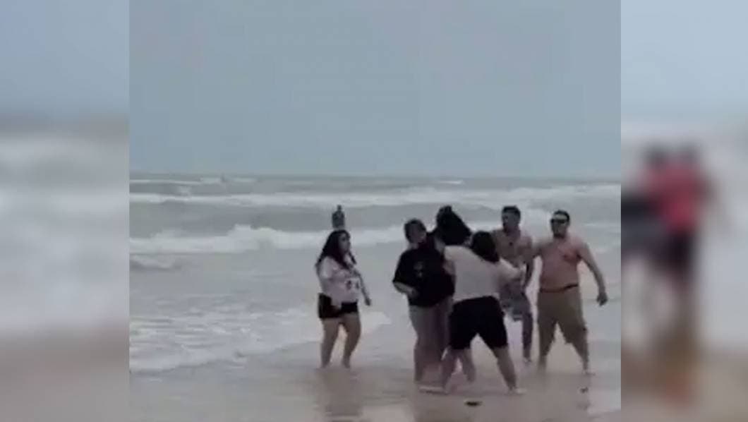 Familia peleandose en Isla Playa del Padre