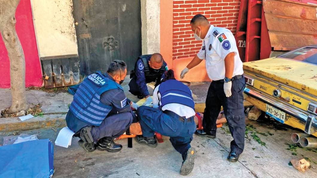 Aparece ebrio y golpeado en la Satélite, de Cuernavaca